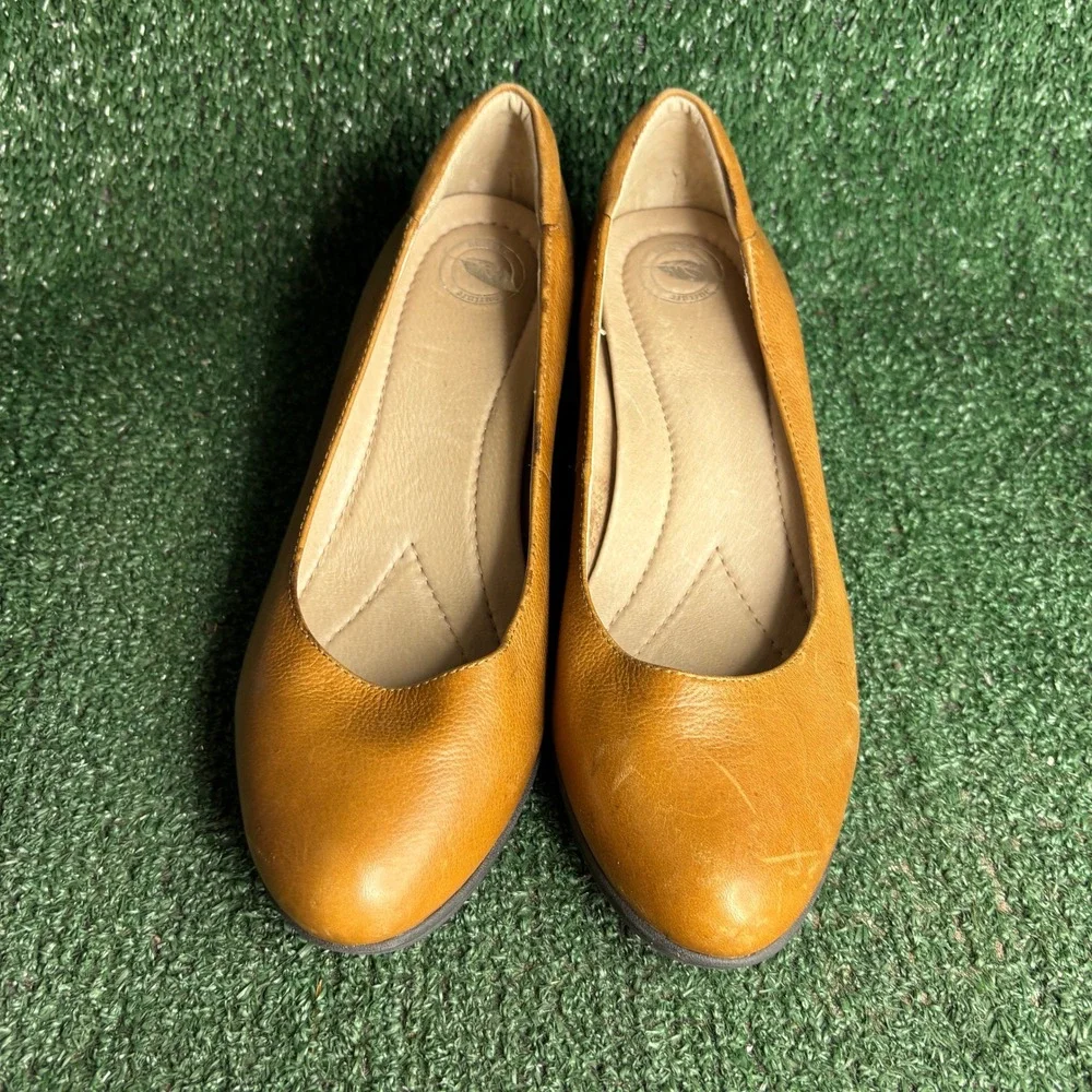Nurture Leather Comfort Low Wedge Round Toe Classic Pump Tan Brown Womens 9.5 M